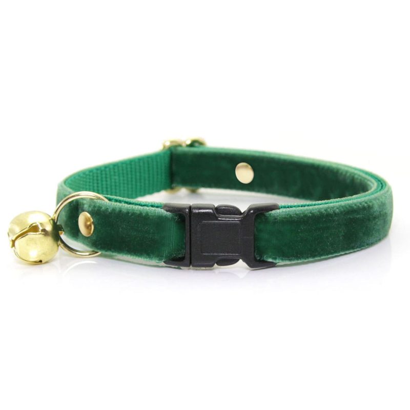 Velvet HunterGreen OldEmerald Collar2 min